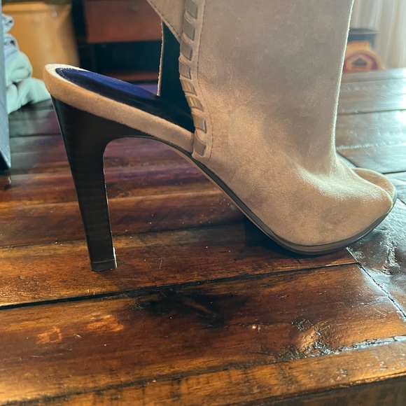 Coach booties size 9.5. Tan color - Picture 3 of 7